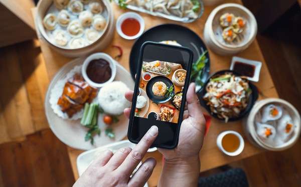 Memanfaatkan Influencer untuk Bisnis Kuliner melalui Rajakomen.com