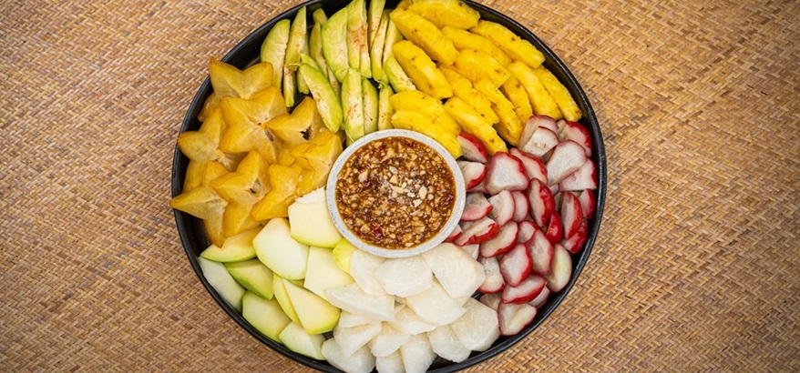 Segarkan Harimu dengan Paduan Buah-buahan dalam Bumbu Rujak Khas Indonesia