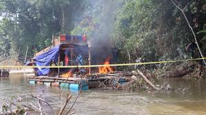 Tambang Emas Ilegal di Tebo Dirazia Polisi, 13 Rakit Dompeng Dibakar